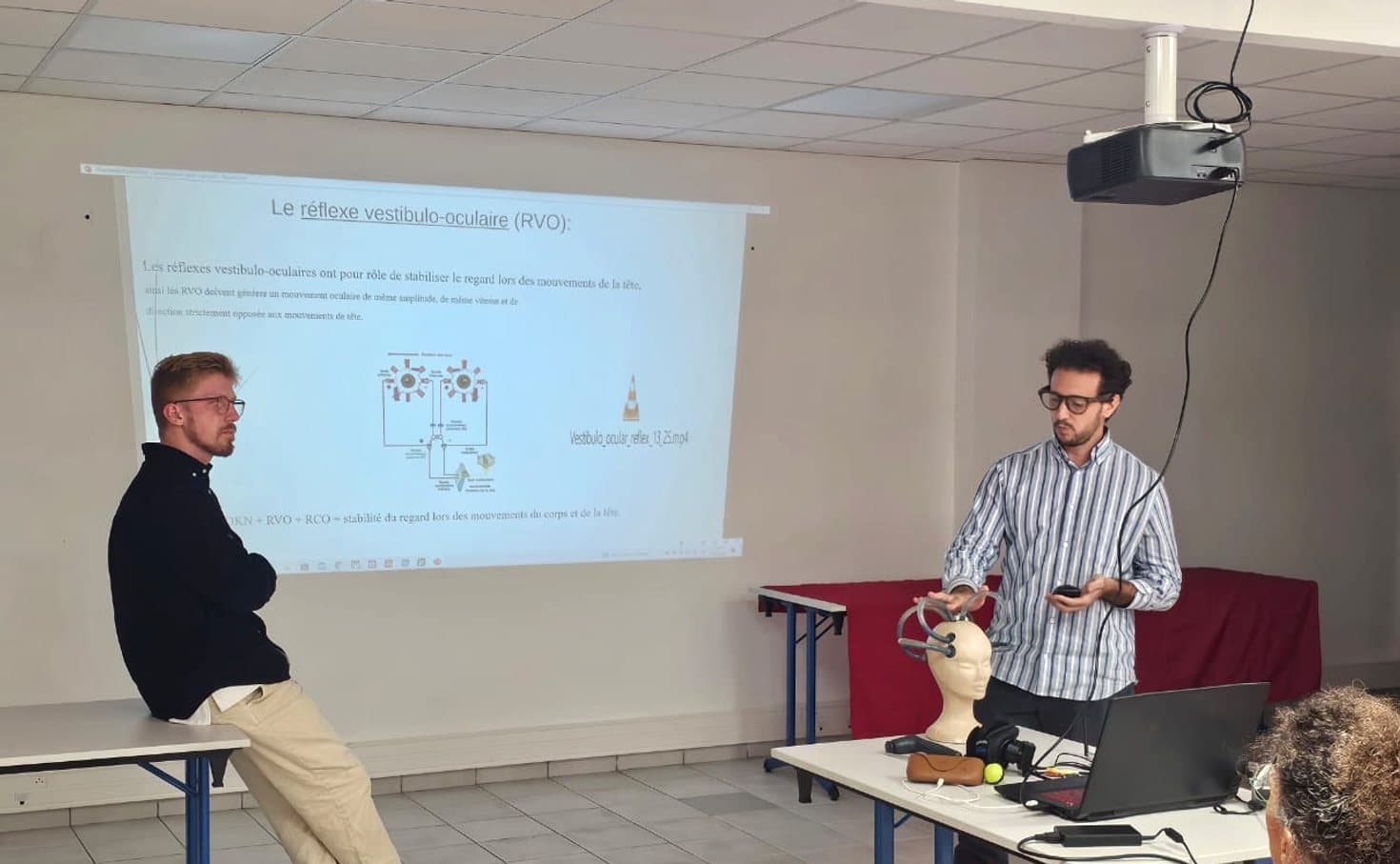 Une session de formation continue animée par deux intervenants